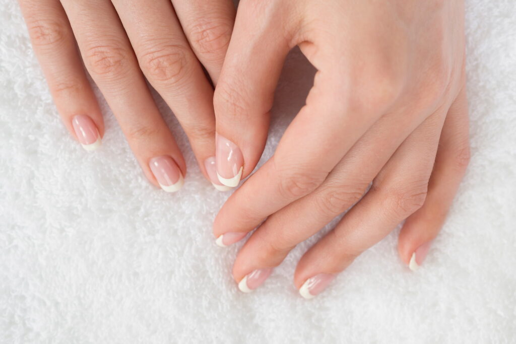 Elegancki french manicure – paznokcie inspirowane francuskim szykiem